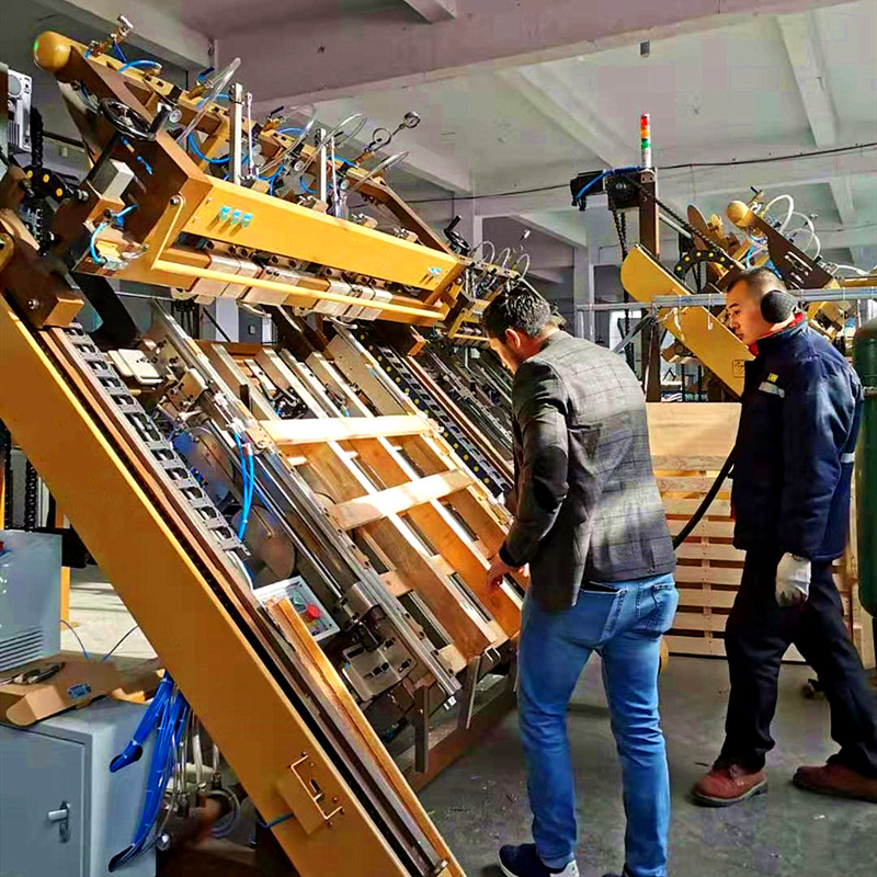 2 ways pallets assembly machine.jpg